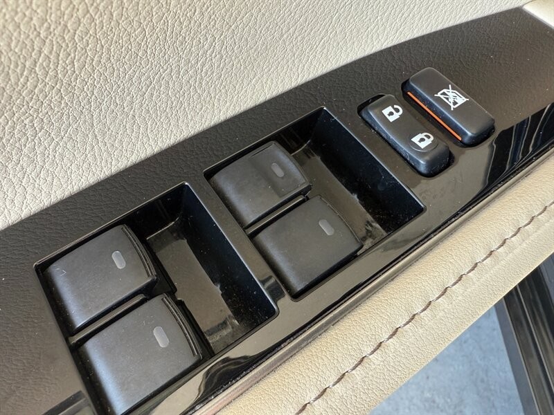 Lexus ES 350 Vehicle Full-screen Gallery Image 23