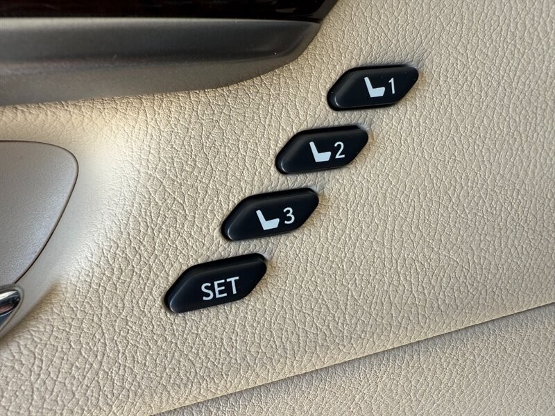 Lexus ES 350 Vehicle Full-screen Gallery Image 24