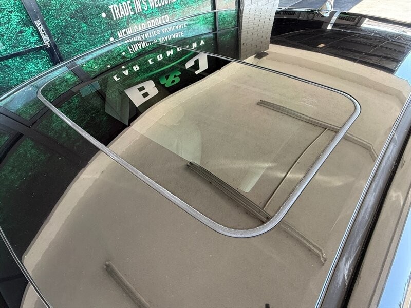 Lexus ES 350 Vehicle Full-screen Gallery Image 25