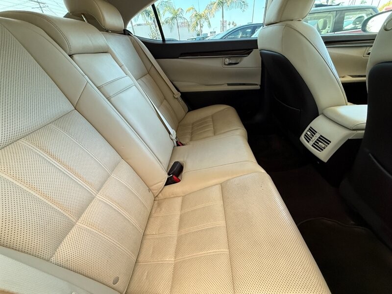 Lexus ES 350 Vehicle Full-screen Gallery Image 27