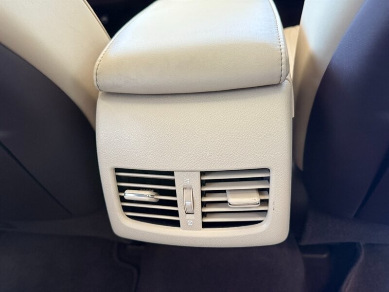 Lexus ES 350 Vehicle Full-screen Gallery Image 28