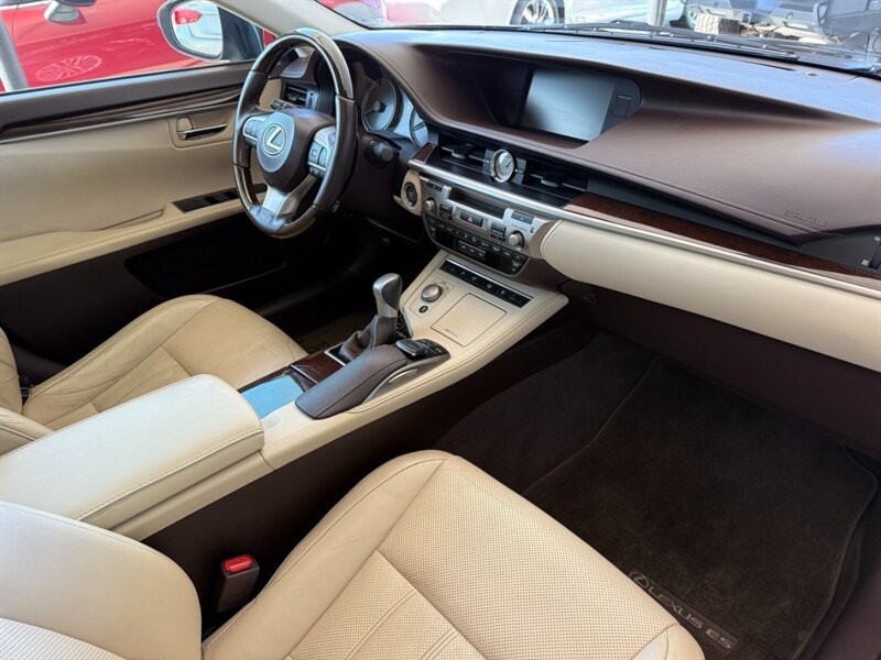 Lexus ES 350 Vehicle Full-screen Gallery Image 29