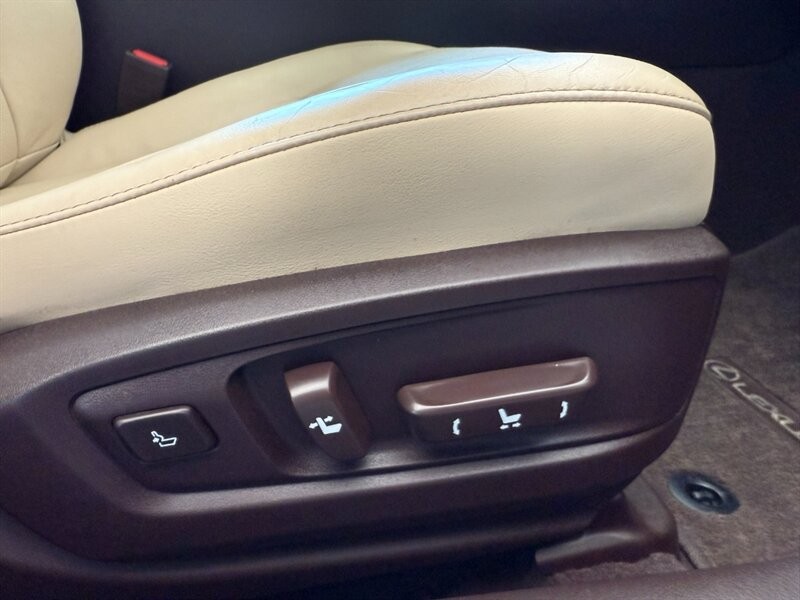 Lexus ES 350 Vehicle Full-screen Gallery Image 30