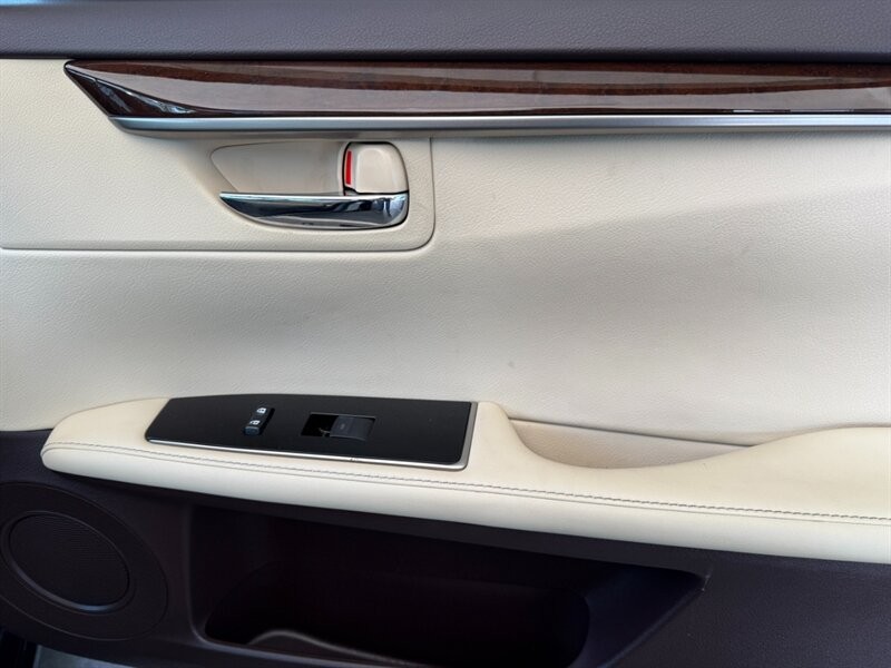 Lexus ES 350 Vehicle Full-screen Gallery Image 31