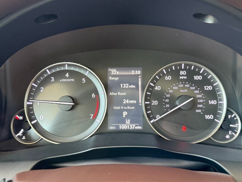 Lexus ES 350 Vehicle Full-screen Gallery Image 32