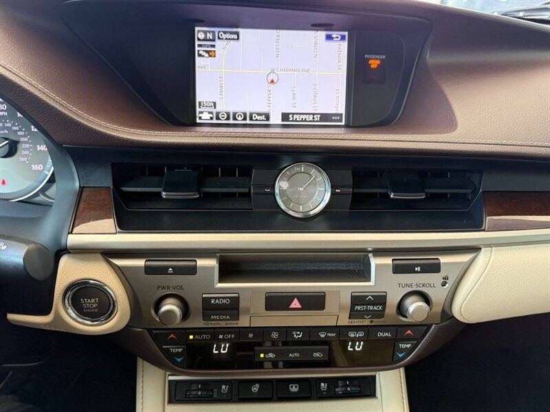 Lexus ES 350 Vehicle Full-screen Gallery Image 33