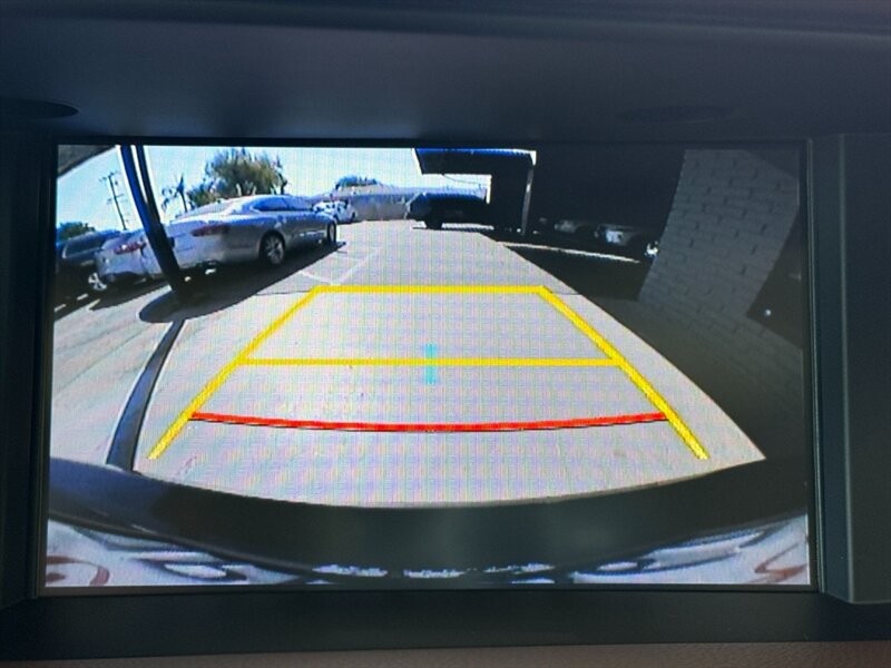 Lexus ES 350 Vehicle Full-screen Gallery Image 35