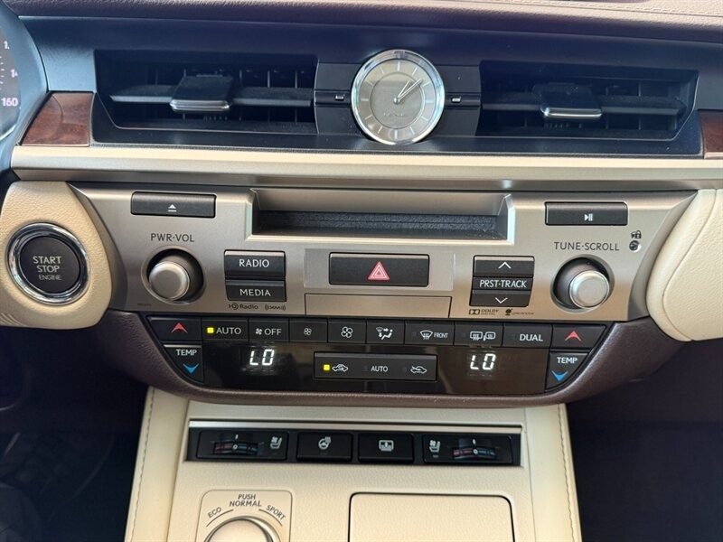 Lexus ES 350 Vehicle Full-screen Gallery Image 36