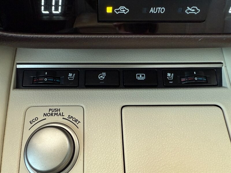 Lexus ES 350 Vehicle Full-screen Gallery Image 37