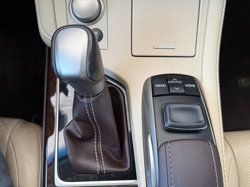 Lexus ES 350 Vehicle Full-screen Gallery Image 38