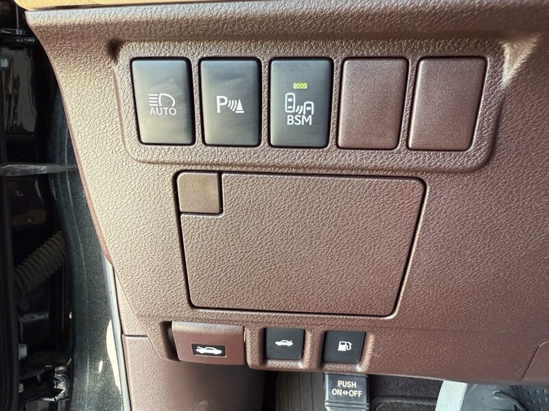 Lexus ES 350 Vehicle Full-screen Gallery Image 39