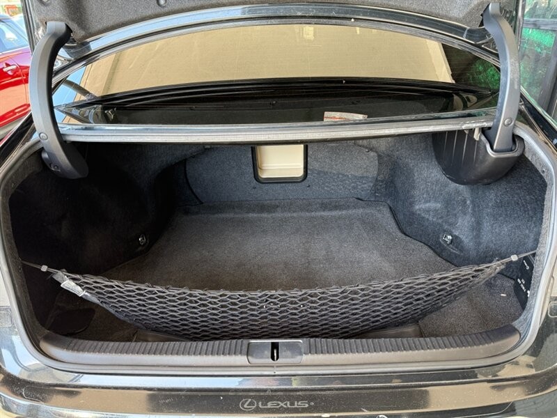 Lexus ES 350 Vehicle Full-screen Gallery Image 40