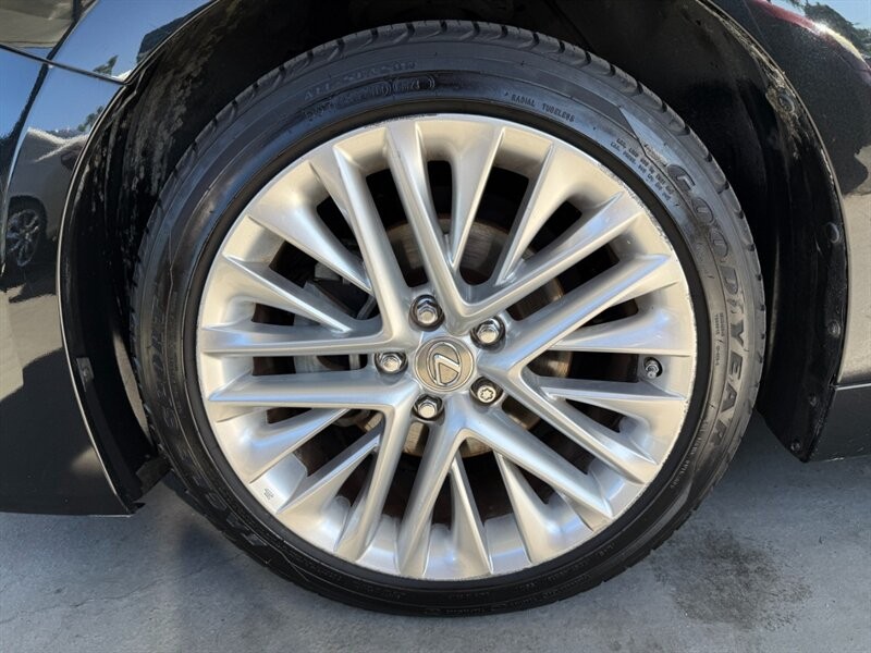 Lexus ES 350 Vehicle Full-screen Gallery Image 42