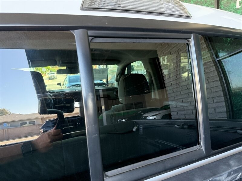 Toyota Tacoma 2WD Vehicle Full-screen Gallery Image 17