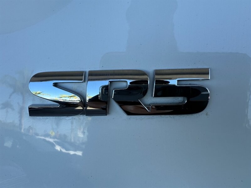 Toyota Tacoma 2WD Vehicle Full-screen Gallery Image 18