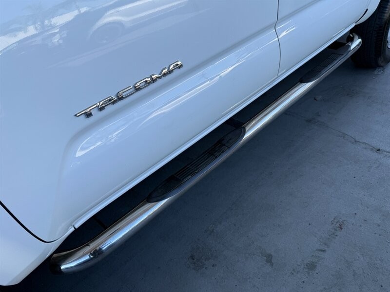 Toyota Tacoma 2WD Vehicle Full-screen Gallery Image 19