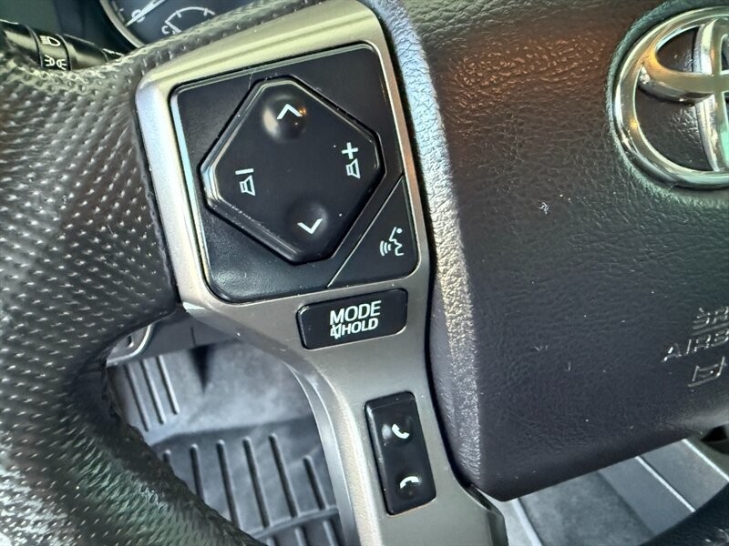 Toyota Tacoma 2WD Vehicle Full-screen Gallery Image 24