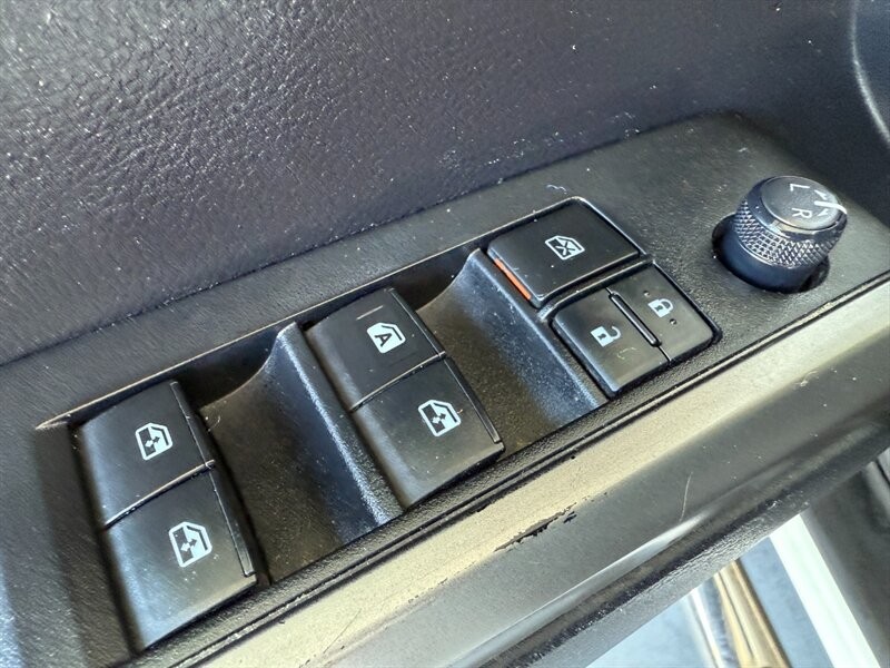 Toyota Tacoma 2WD Vehicle Full-screen Gallery Image 27