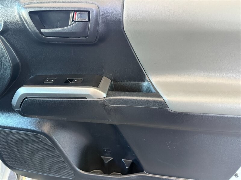 Toyota Tacoma 2WD Vehicle Full-screen Gallery Image 30