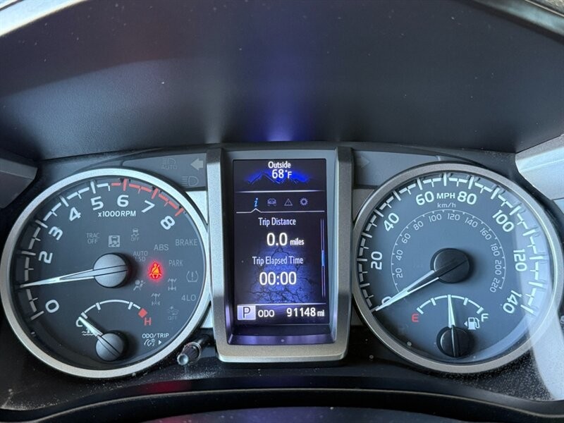 Toyota Tacoma 2WD Vehicle Full-screen Gallery Image 31