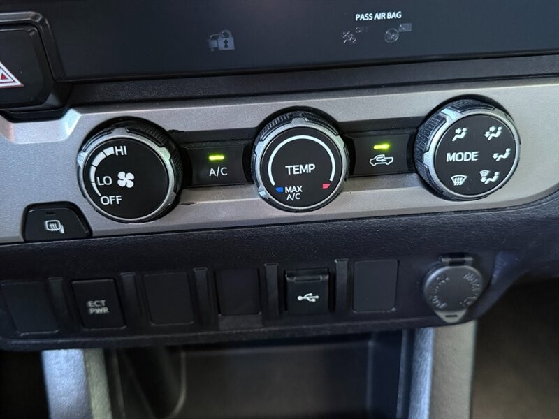 Toyota Tacoma 2WD Vehicle Full-screen Gallery Image 35