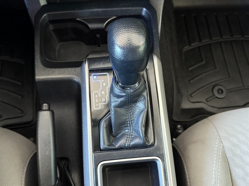 Toyota Tacoma 2WD Vehicle Full-screen Gallery Image 36