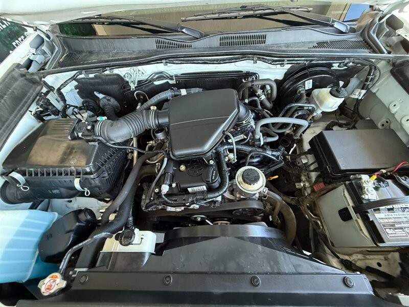 Toyota Tacoma 2WD Vehicle Full-screen Gallery Image 37