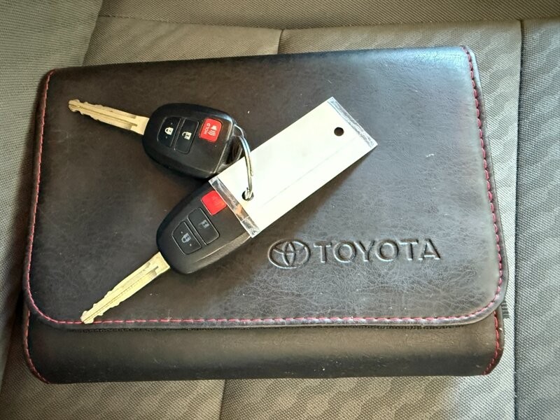 Toyota Tacoma 2WD Vehicle Full-screen Gallery Image 39