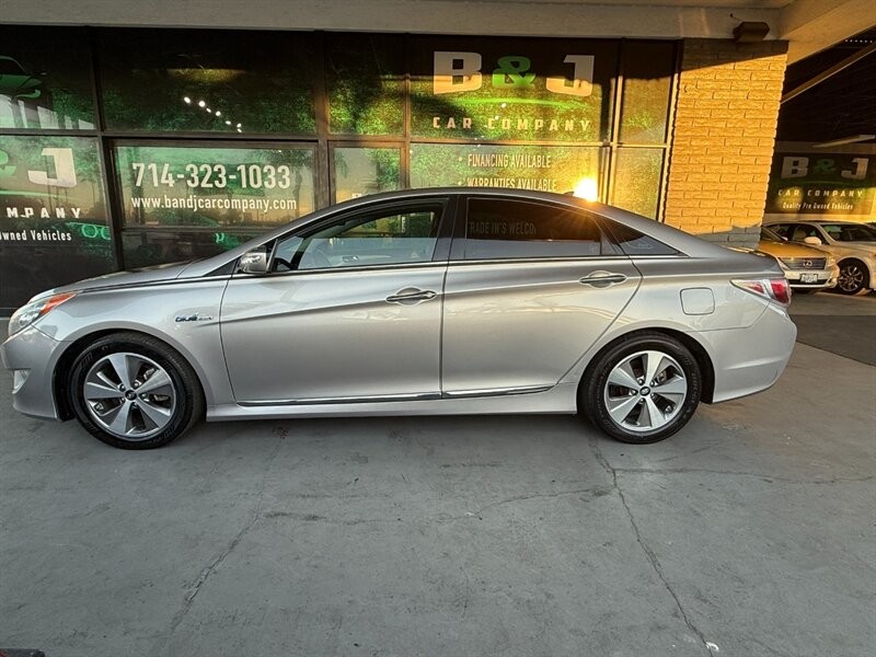 Hyundai Sonata Vehicle Full-screen Gallery Image 04