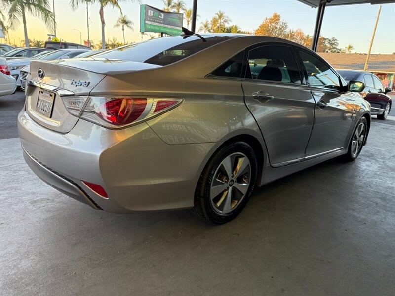 Hyundai Sonata Vehicle Full-screen Gallery Image 10