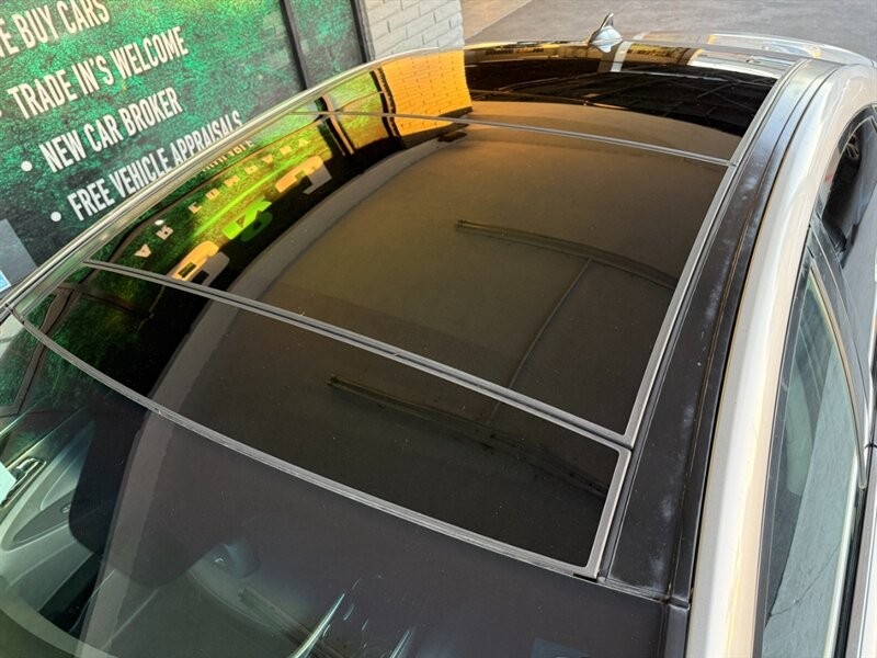 Hyundai Sonata Vehicle Full-screen Gallery Image 16