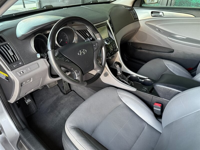 Hyundai Sonata Vehicle Full-screen Gallery Image 19