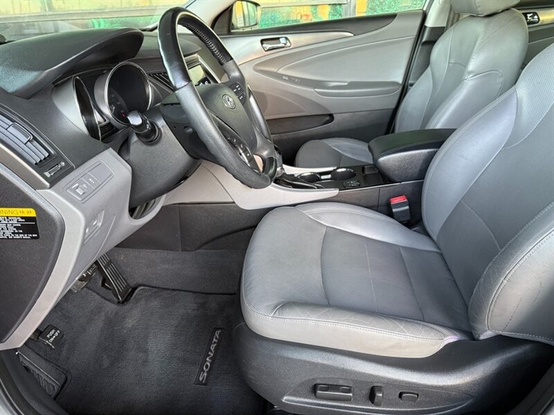 Hyundai Sonata Vehicle Full-screen Gallery Image 20