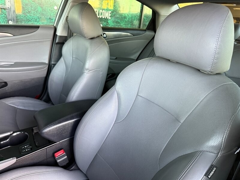 Hyundai Sonata Vehicle Full-screen Gallery Image 21