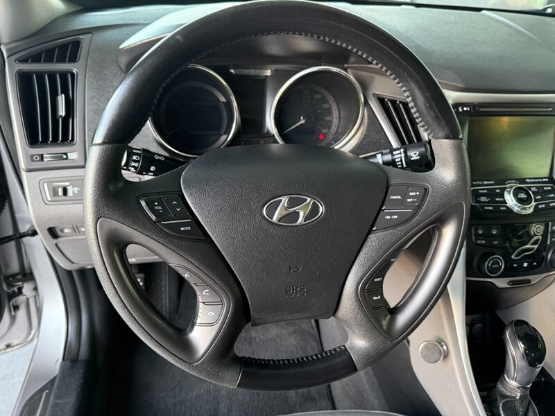 Hyundai Sonata Vehicle Full-screen Gallery Image 23