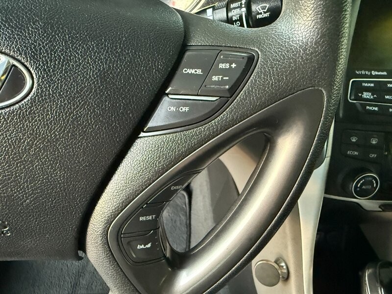 Hyundai Sonata Vehicle Full-screen Gallery Image 25