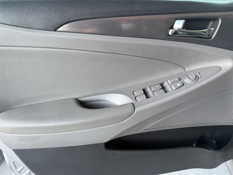 Hyundai Sonata Vehicle Full-screen Gallery Image 26