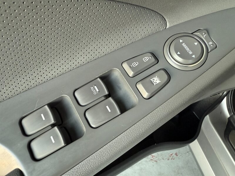 Hyundai Sonata Vehicle Full-screen Gallery Image 27