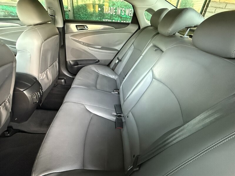 Hyundai Sonata Vehicle Full-screen Gallery Image 28