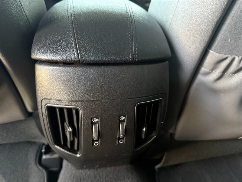 Hyundai Sonata Vehicle Full-screen Gallery Image 29