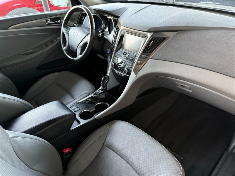 Hyundai Sonata Vehicle Full-screen Gallery Image 30