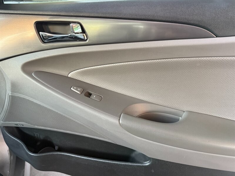 Hyundai Sonata Vehicle Full-screen Gallery Image 31
