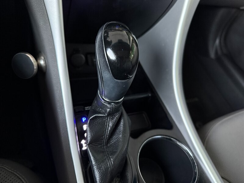 Hyundai Sonata Vehicle Full-screen Gallery Image 38