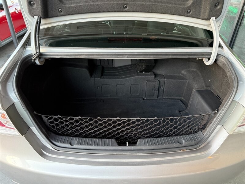 Hyundai Sonata Vehicle Full-screen Gallery Image 40