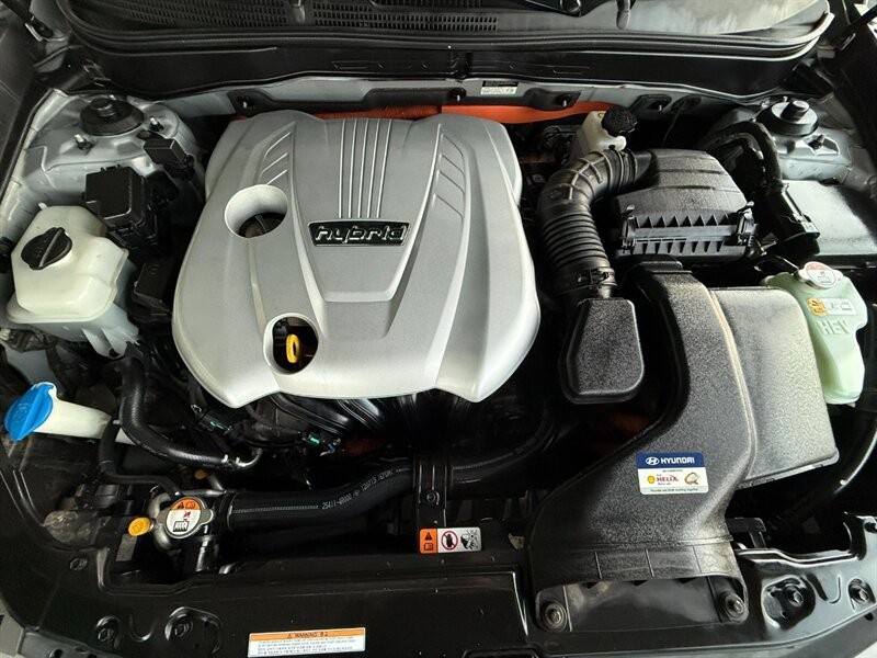 Hyundai Sonata Vehicle Full-screen Gallery Image 41