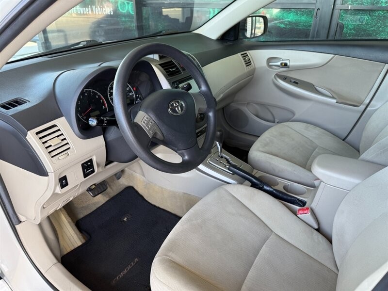 Toyota Corolla Vehicle Full-screen Gallery Image 16