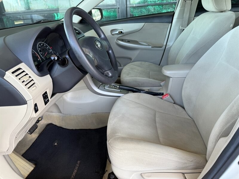 Toyota Corolla Vehicle Full-screen Gallery Image 17