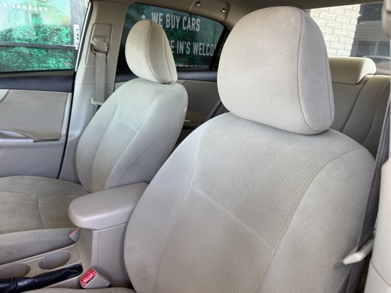 Toyota Corolla Vehicle Full-screen Gallery Image 18