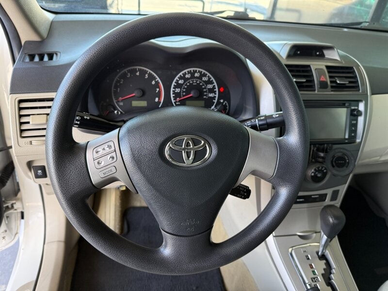 Toyota Corolla Vehicle Full-screen Gallery Image 19