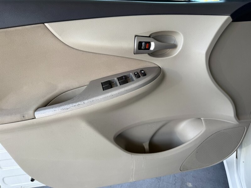 Toyota Corolla Vehicle Full-screen Gallery Image 21